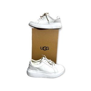 Ugg shoes, excellent condition.